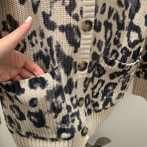 525 America 100% cotton v-neck sweater cardigan. Two front pockets. - Picture 4 of 4